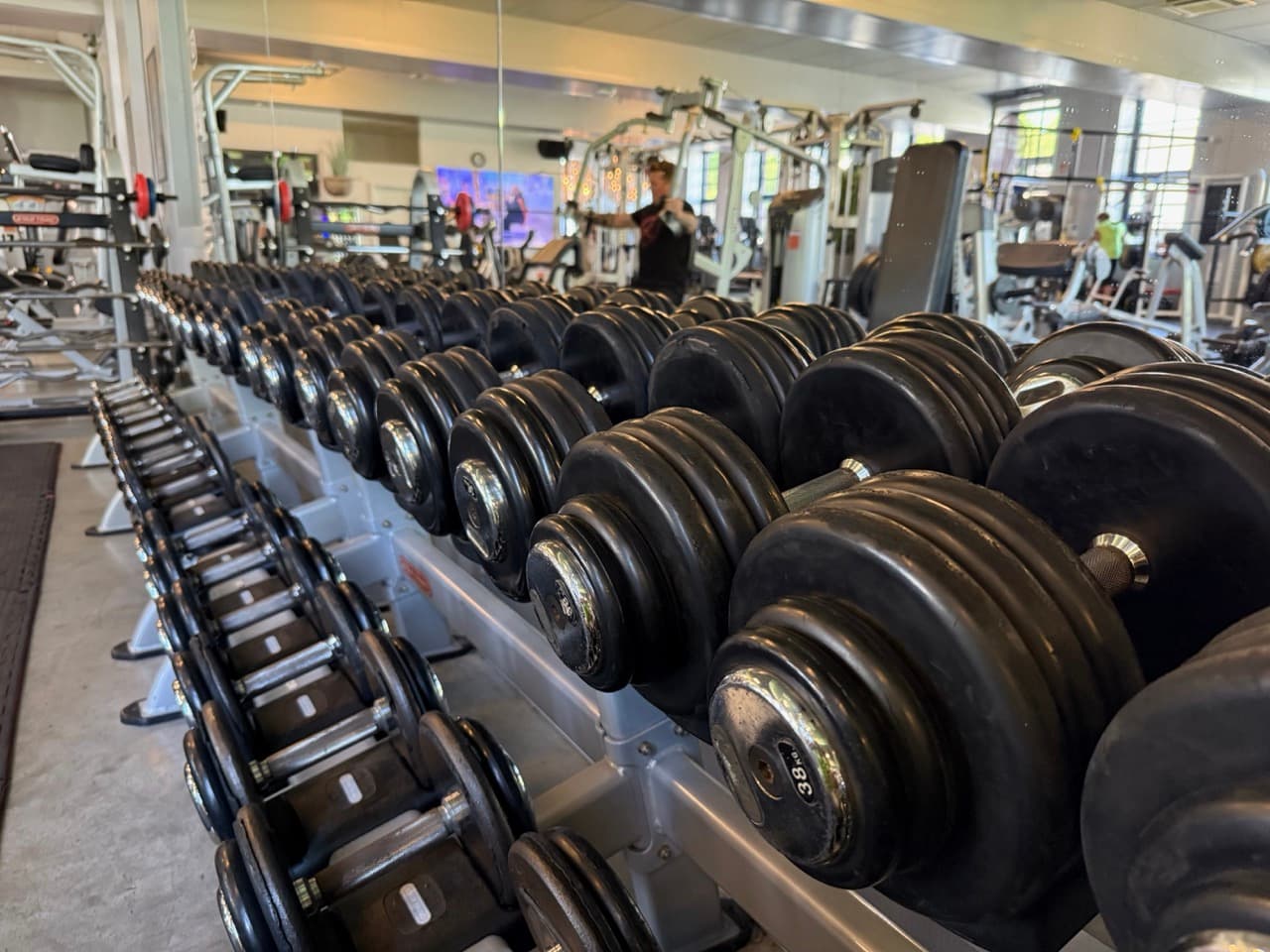 Krafttrainingsbereich mit freien Gewichten und Geräten