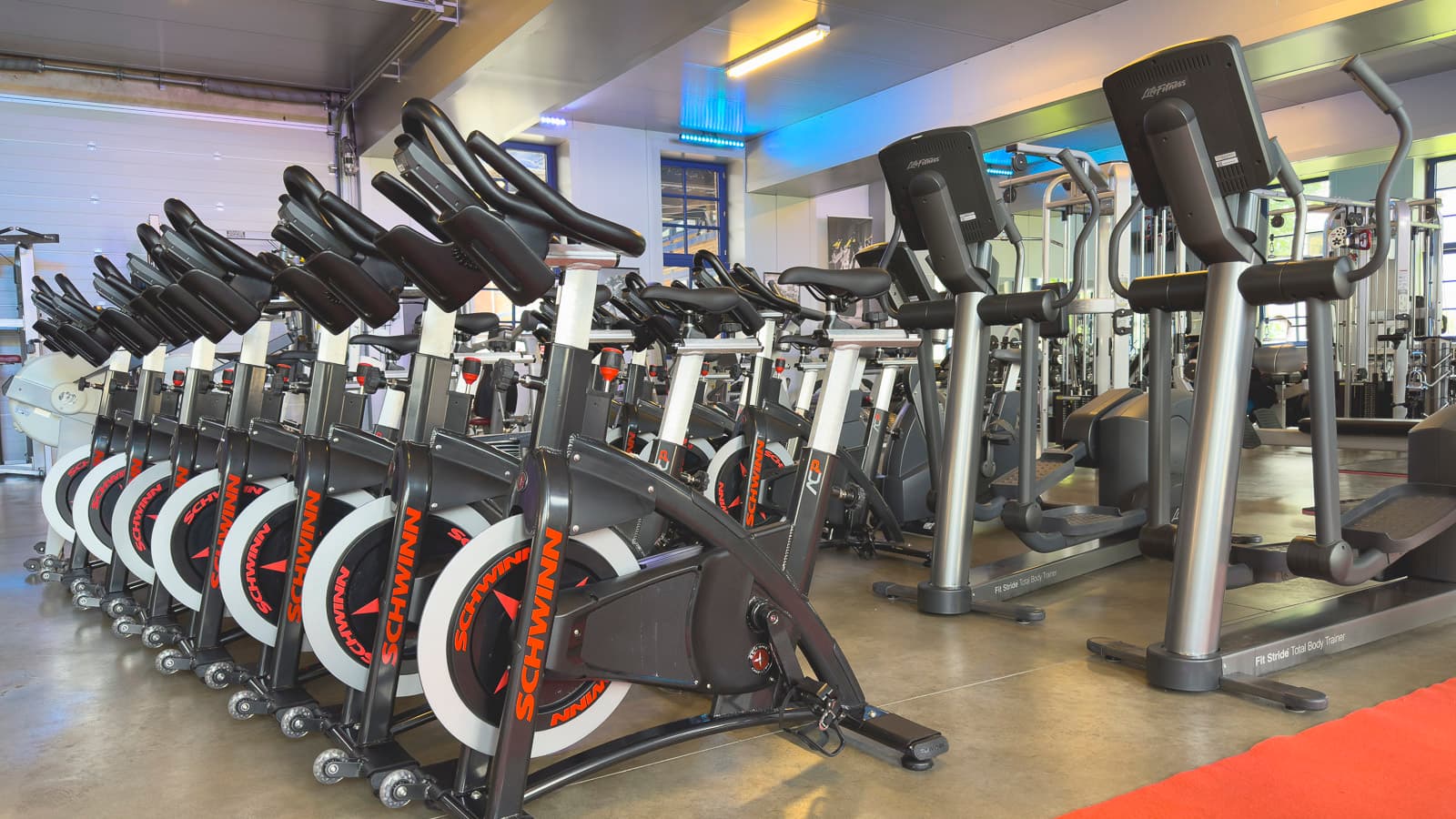 Spinning Bikes und Crosstrainer im Cardiobereich