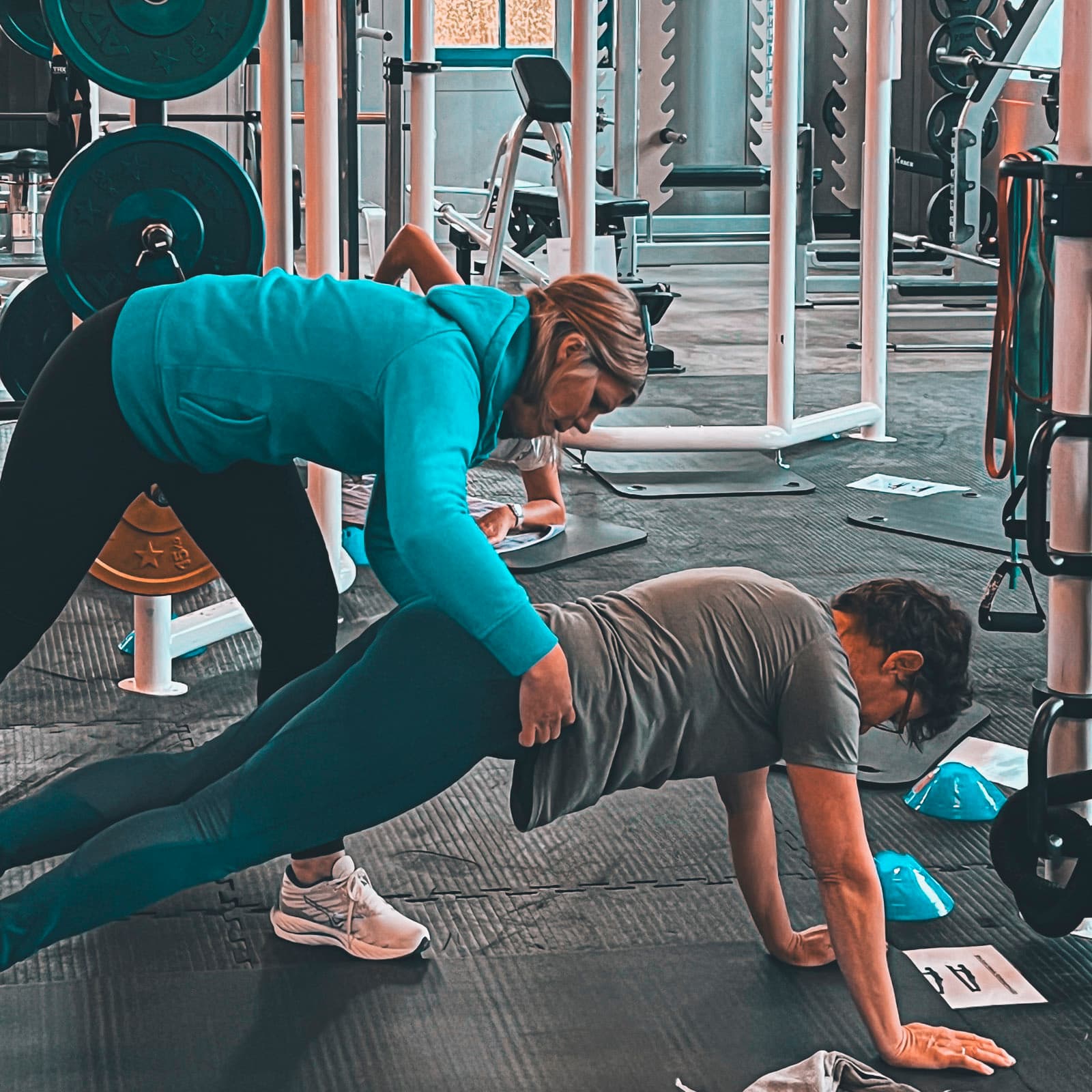 Trainerin betreut ein Mitglied beim Personal Training
